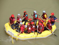 Gineli öğrencilerin rafting heyecanı